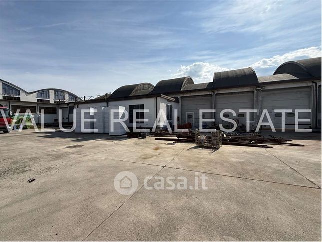 Capannone in commerciale in 