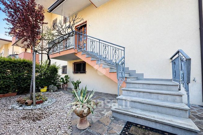 Villetta a schiera in residenziale in Via Giovanni XXIII 8