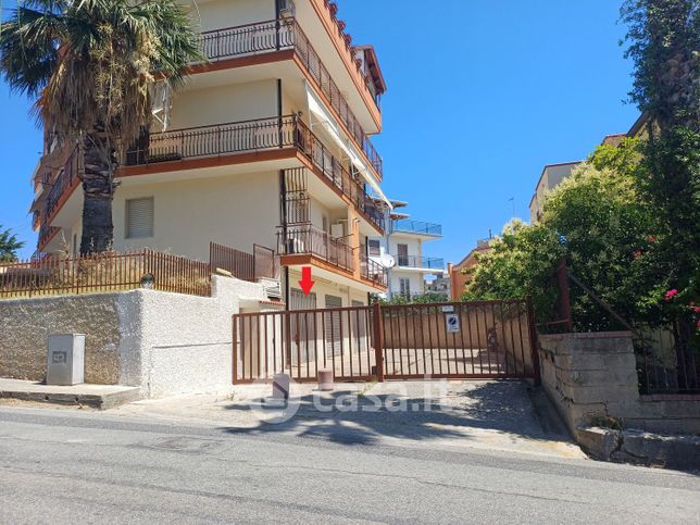Box/posto auto in residenziale in Via Don Carlo De Cardona 2 /A