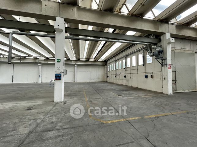 Capannone in commerciale in Via dell'Artigianato