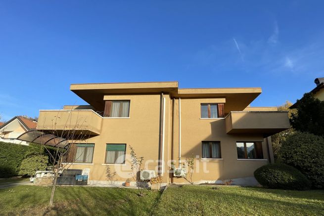 Casa bi/trifamiliare in residenziale in Via alle Volpare 7