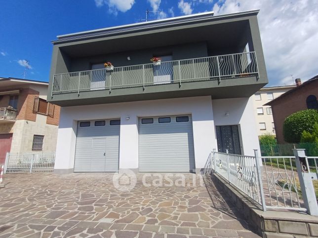 Casa bi/trifamiliare in residenziale in 