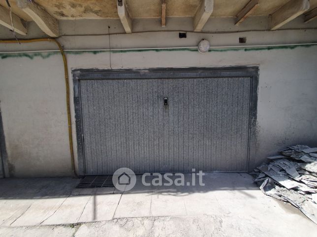 Box/posto auto in residenziale in Via Andrea Vochieri 84