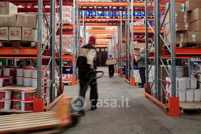 Capannone in commerciale in Via L.Da Vinci