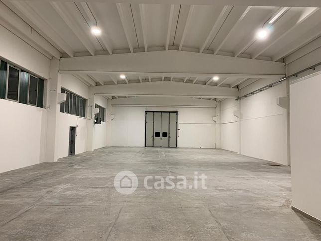 Capannone in commerciale in Via del Bijou 19