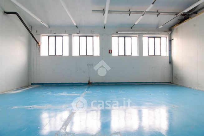 Capannone in commerciale in Via I Maggio