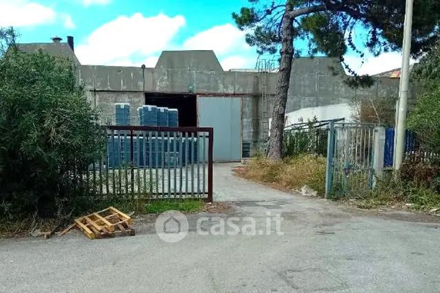 Capannone in commerciale in Via Antonello da Messina 15