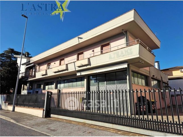 Capannone in commerciale in Via Michelangiolo