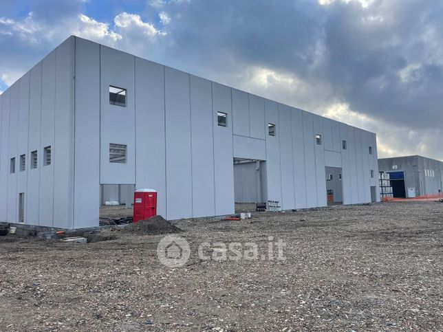 Capannone in commerciale in Strada Statale