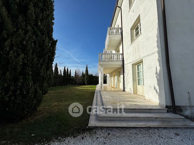 Villa in residenziale in Via Cisa Sud 266