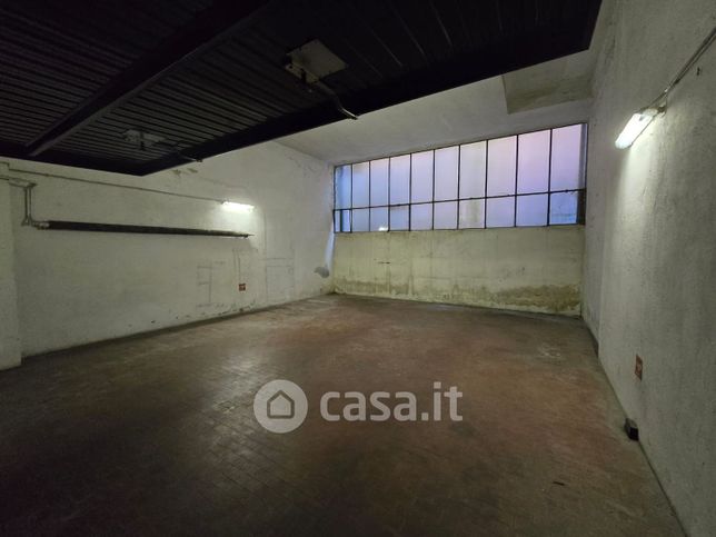 Box/posto auto in residenziale in Via Iseo 13