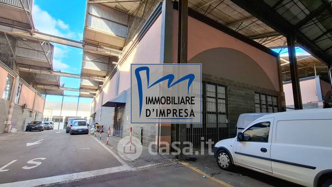Capannone in commerciale in Strada San Donato