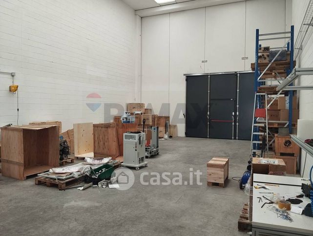 Capannone in commerciale in Via Italia 175