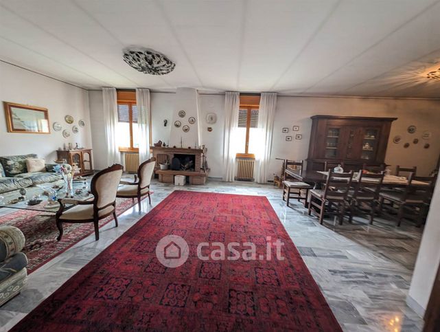 Casa indipendente in residenziale in 