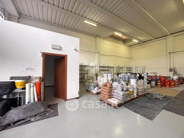 Capannone in commerciale in Via del Commercio 3