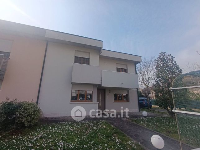 Casa bi/trifamiliare in residenziale in 