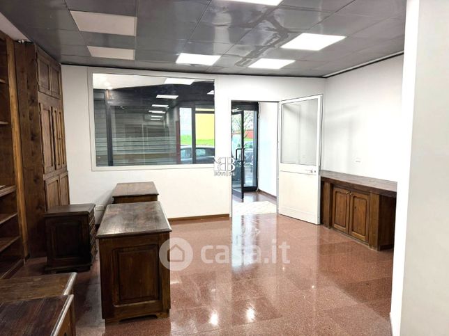 Negozio/locale commerciale in commerciale in Via Pan