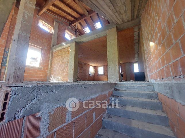 Casa bi/trifamiliare in residenziale in 