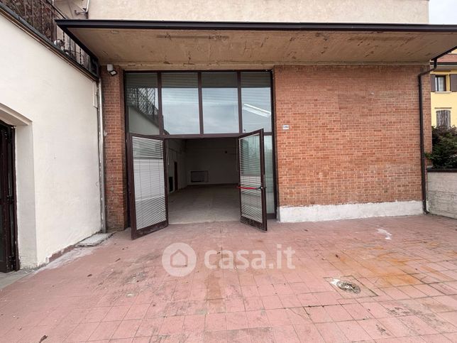 Capannone in commerciale in Via A. Grandi