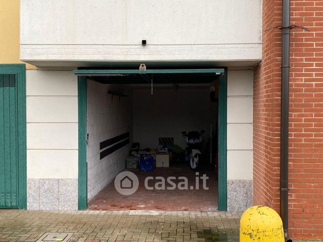 Box/posto auto in residenziale in Via Luigi Cadorna 8