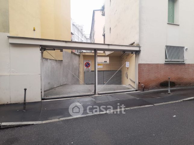 Box/posto auto in residenziale in Via Altaguardia 1