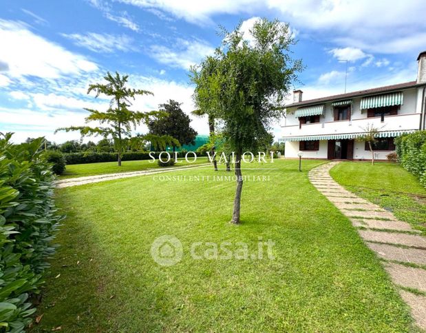 Casa bi/trifamiliare in residenziale in