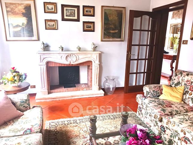 Casa bi/trifamiliare in residenziale in Piazza Aldo Moro
