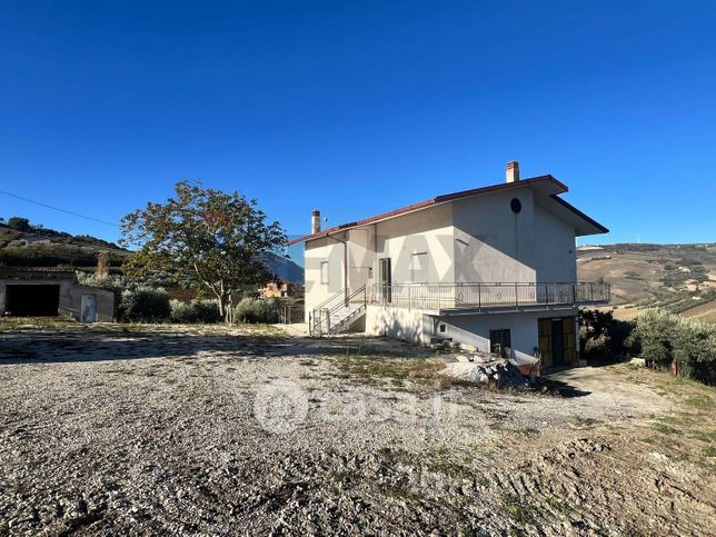 Casa bi/trifamiliare in residenziale in 