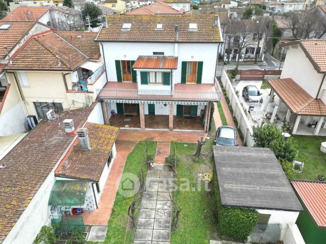 Casa bi/trifamiliare in residenziale in 