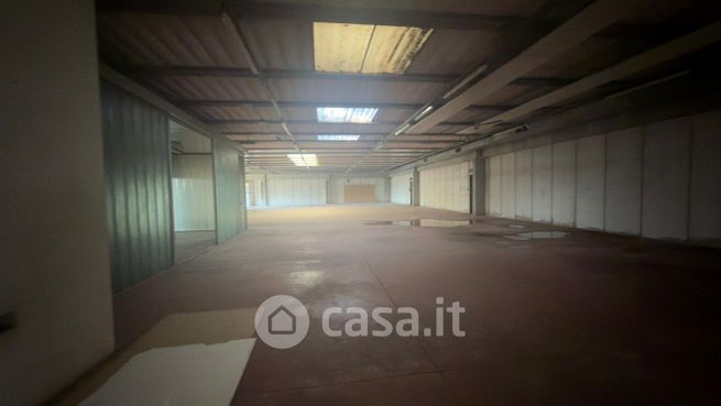 Capannone in commerciale in 