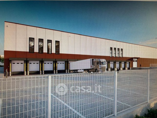 Capannone in commerciale in 