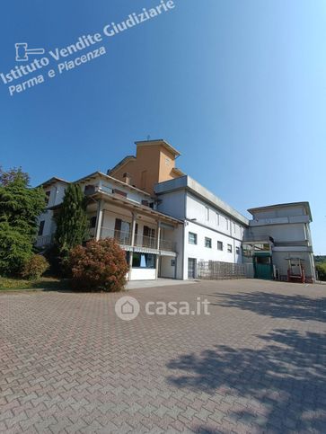 Capannone in commerciale in Via Cascinapiano 24