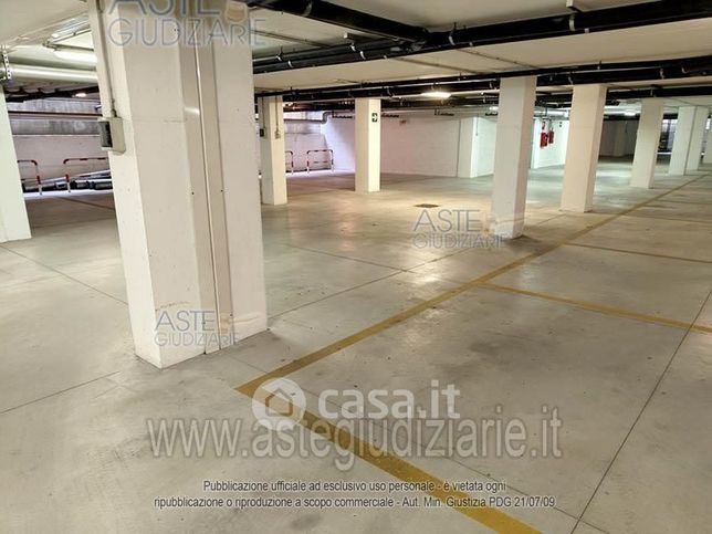 Box/posto auto in residenziale in Viale dell'Industria 5