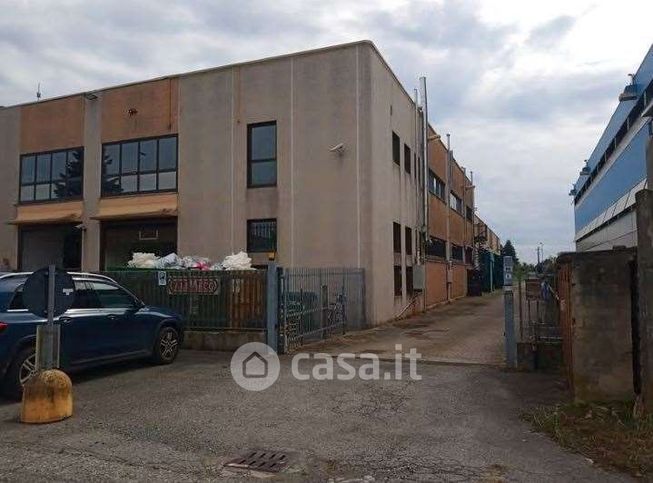 Capannone in commerciale in Via San Fiorano 66