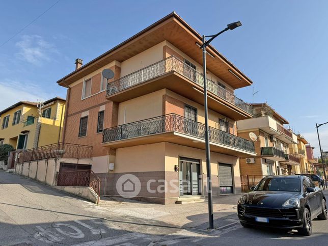 Negozio/locale commerciale in commerciale in Via Giacomo Matteotti 44