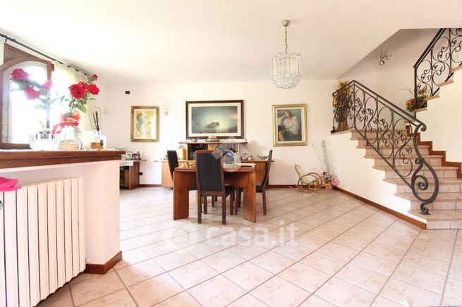 Villetta a schiera in residenziale in Via Grazia Deledda 1