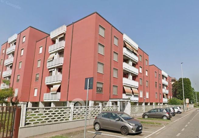 Box/posto auto in residenziale in Viale Lomellina 12