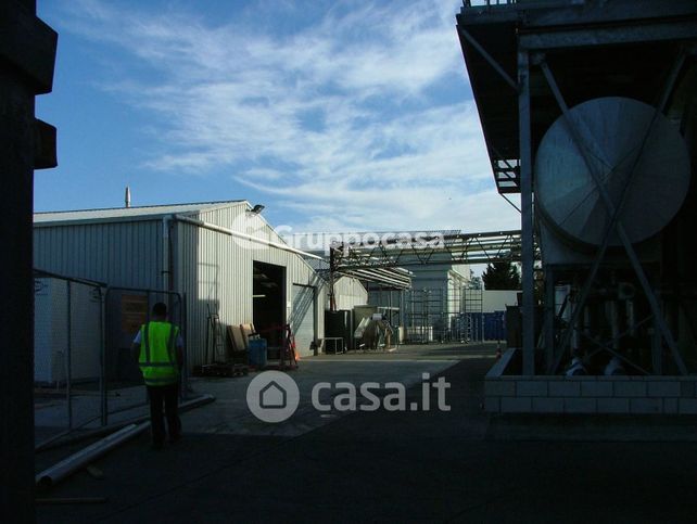 Capannone in commerciale in Via Archimede