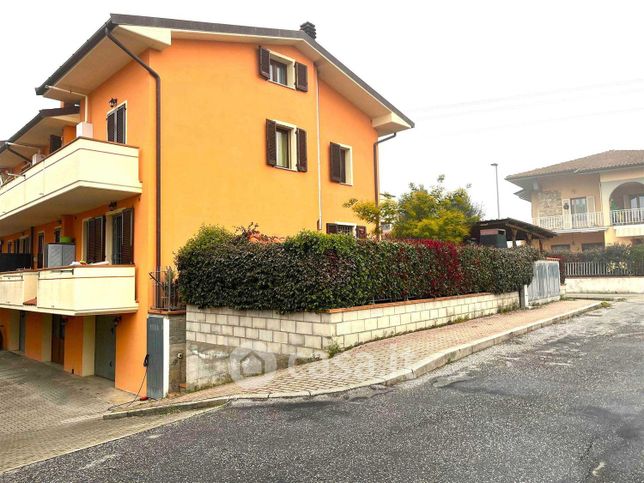 Villetta a schiera in residenziale in Via R. Orlandini 12