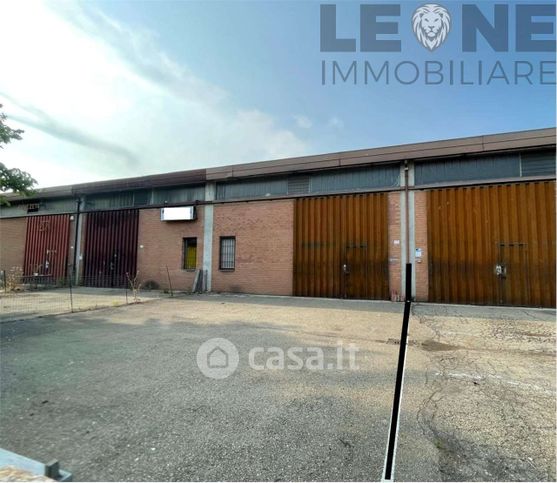 Capannone in commerciale in 