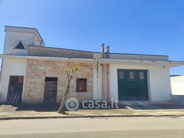 Capannone in commerciale in Viale Pertini