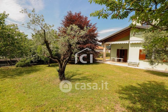 Casa bi/trifamiliare in residenziale in 