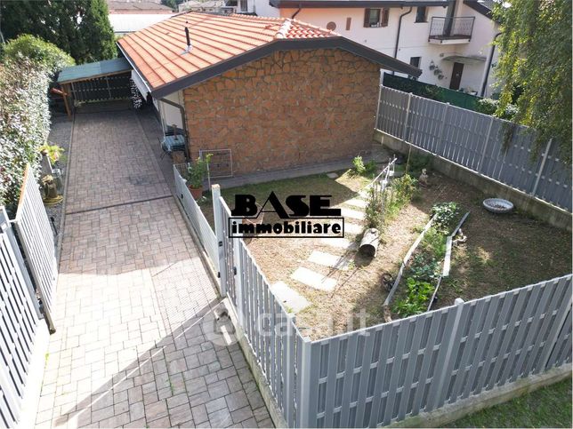 Casa bi/trifamiliare in residenziale in 