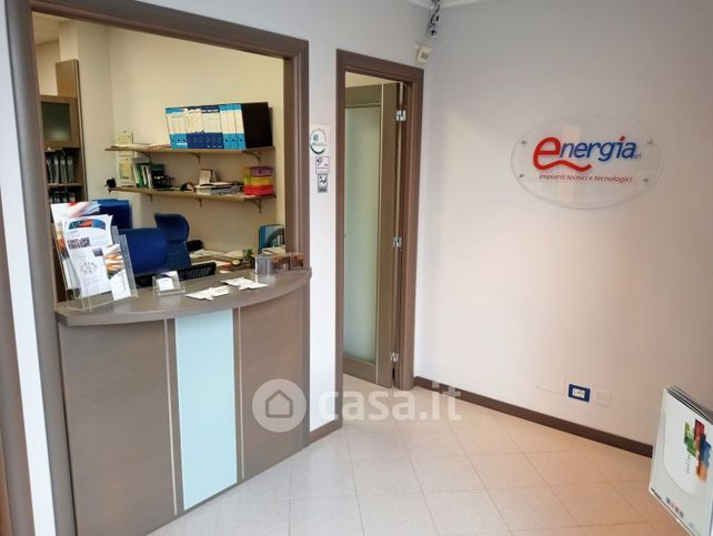 Ufficio in commerciale in Via adige 42