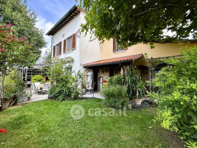 Casa indipendente in residenziale in 