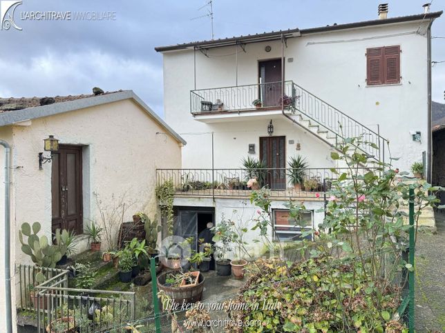 Casa bi/trifamiliare in residenziale in