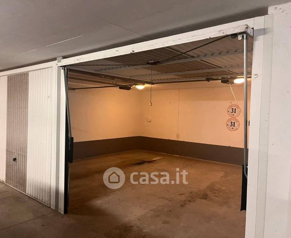 Box/posto auto in residenziale in Viale Santuario dell'Addolorata 4