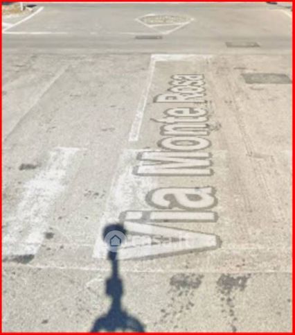 Box/posto auto in residenziale in Via Monte Rosa 50