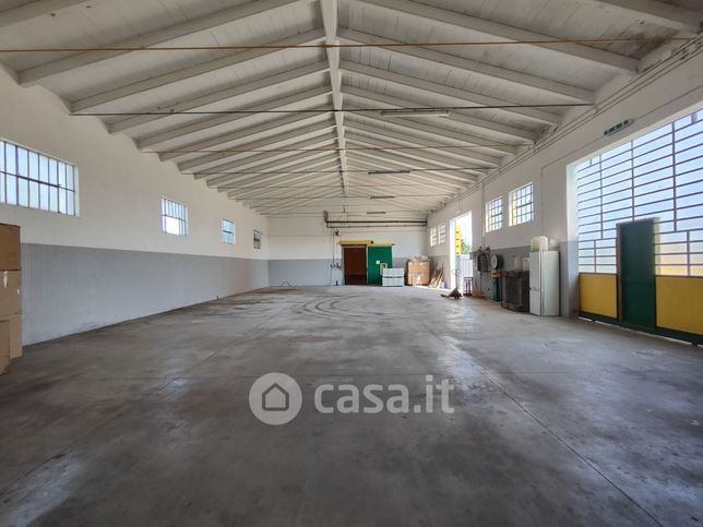 Capannone in commerciale in Via Griffe