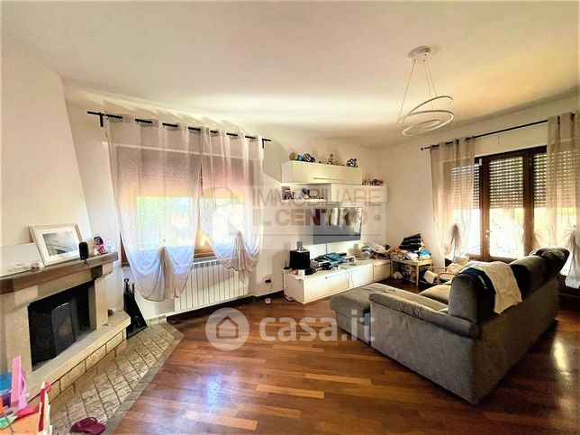 Casa bi/trifamiliare in residenziale in